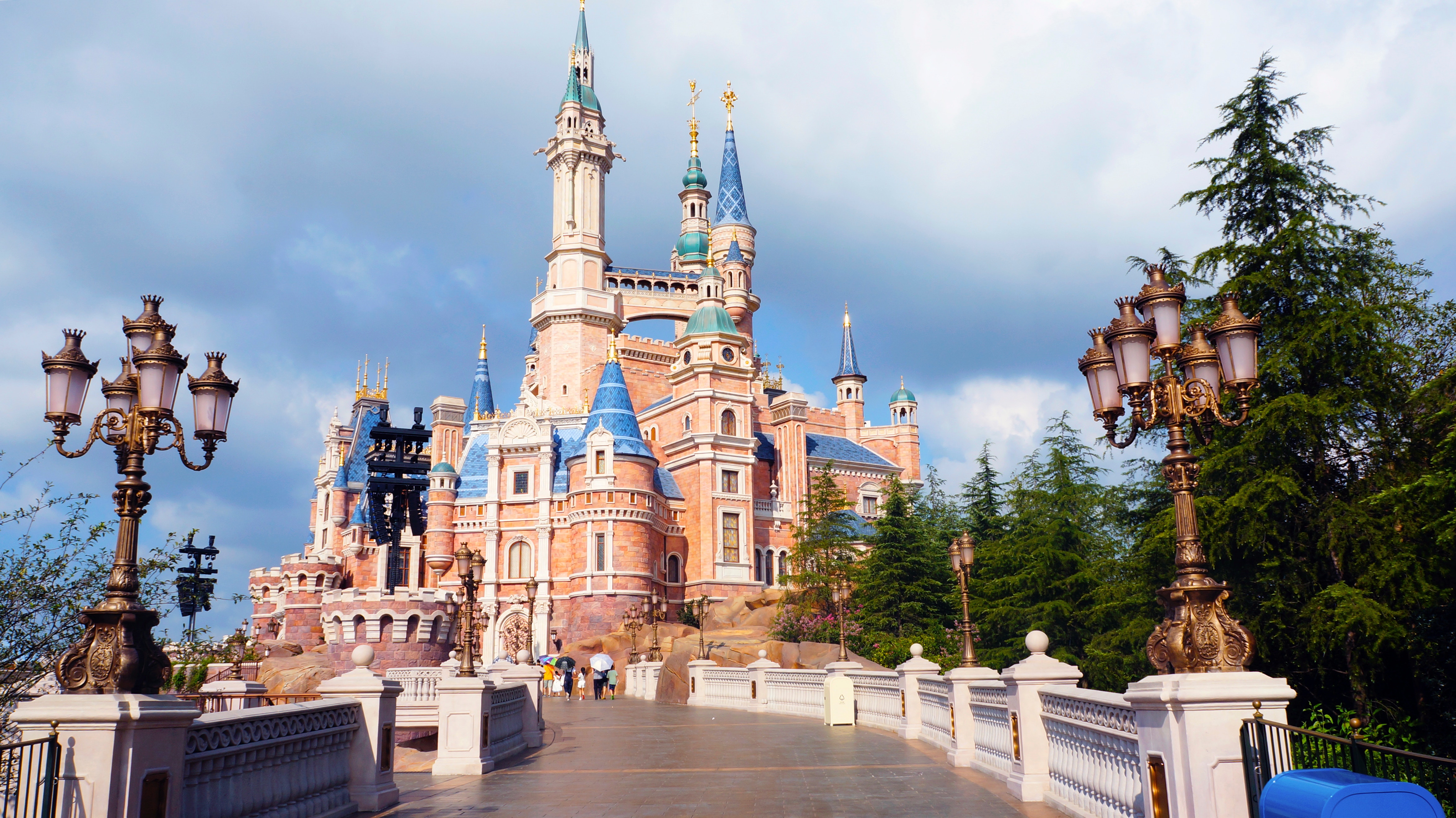 푸른 하늘 아래 상하이 디즈니랜드 Enchanted Storybook Castle과 다리